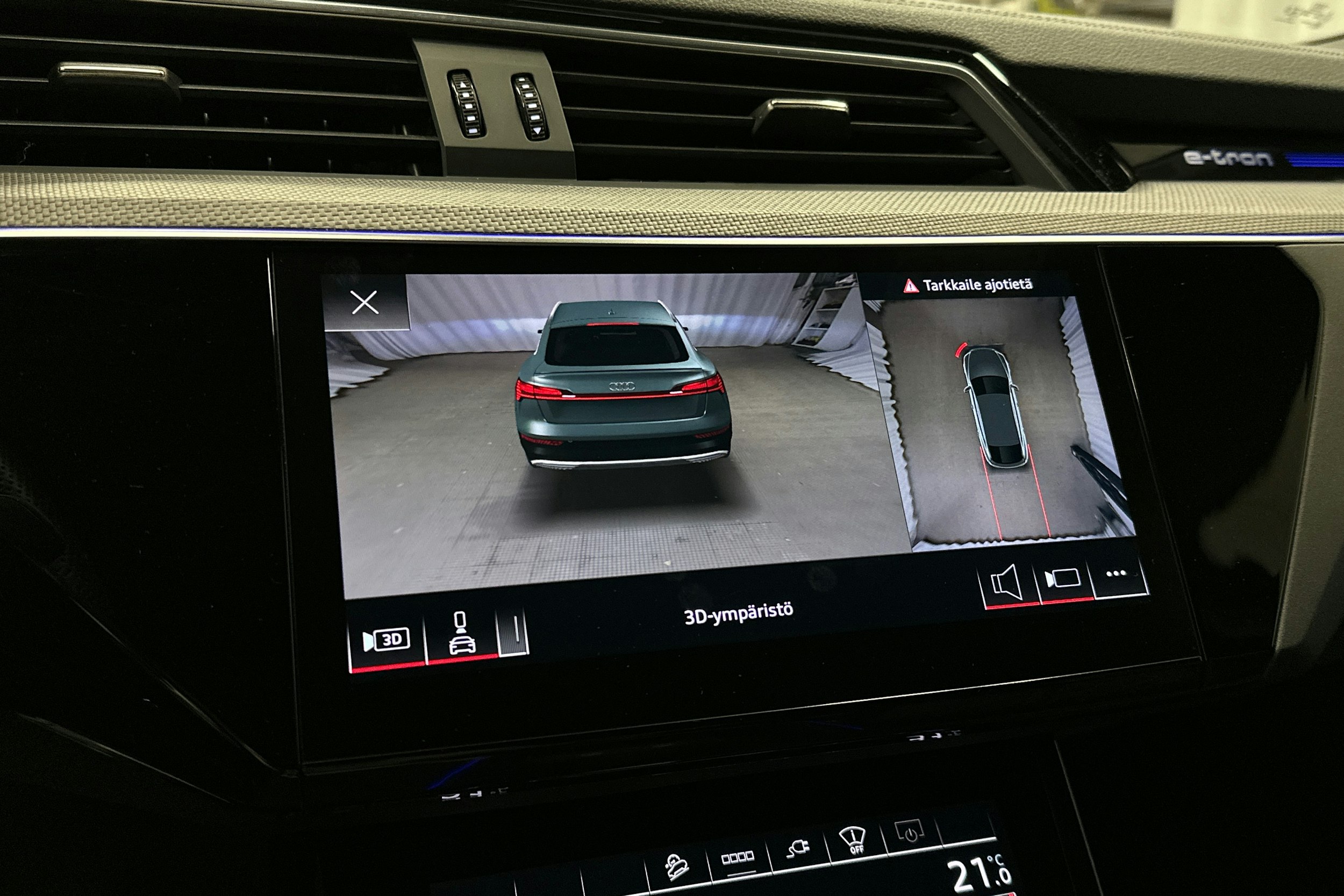 sininen Audi e-tron 2022 kuva 18.