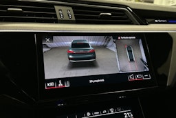 sininen Audi e-tron 2022 kuva 18.