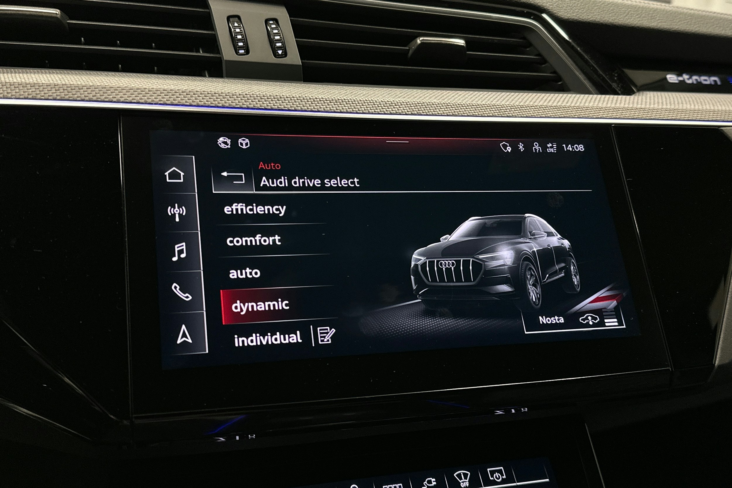 sininen Audi e-tron 2022 kuva 19.