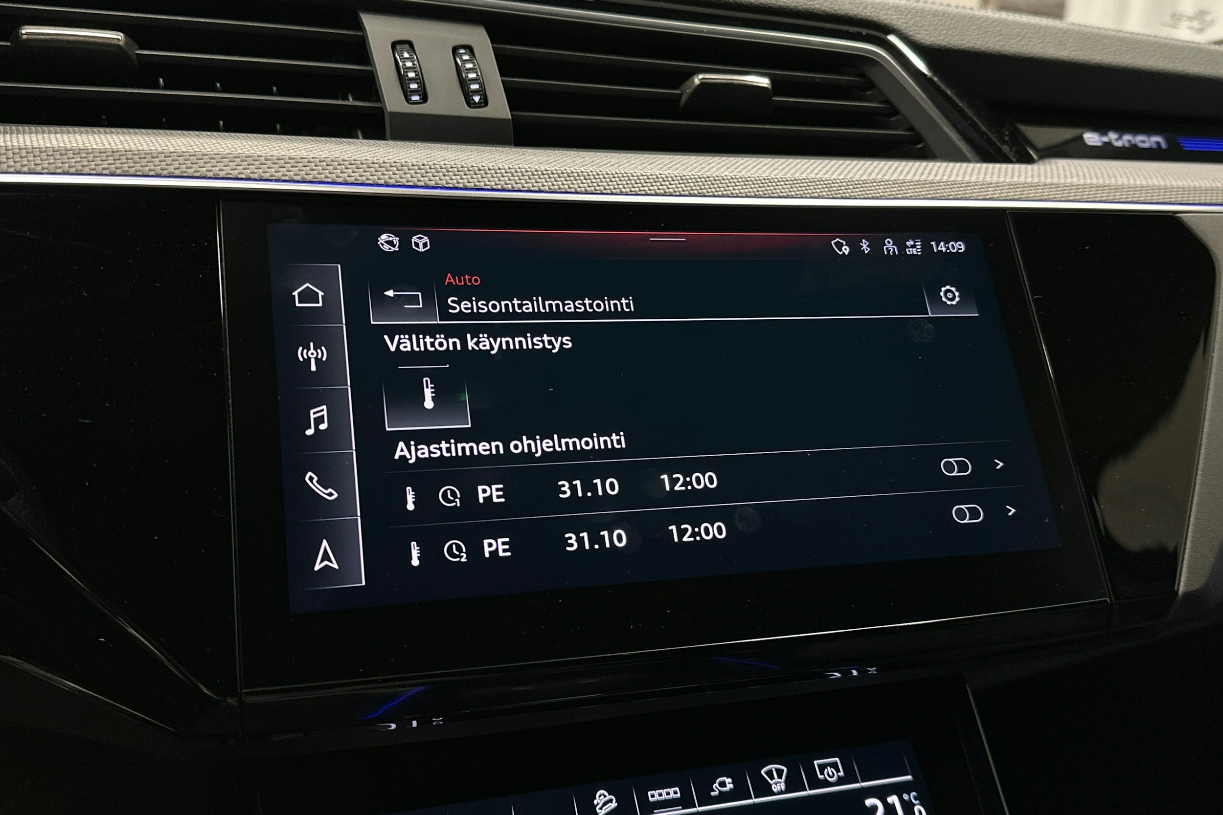 sininen Audi e-tron 2022 kuva 20.