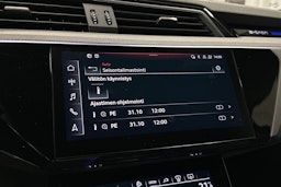 sininen Audi e-tron 2022 kuva 20.