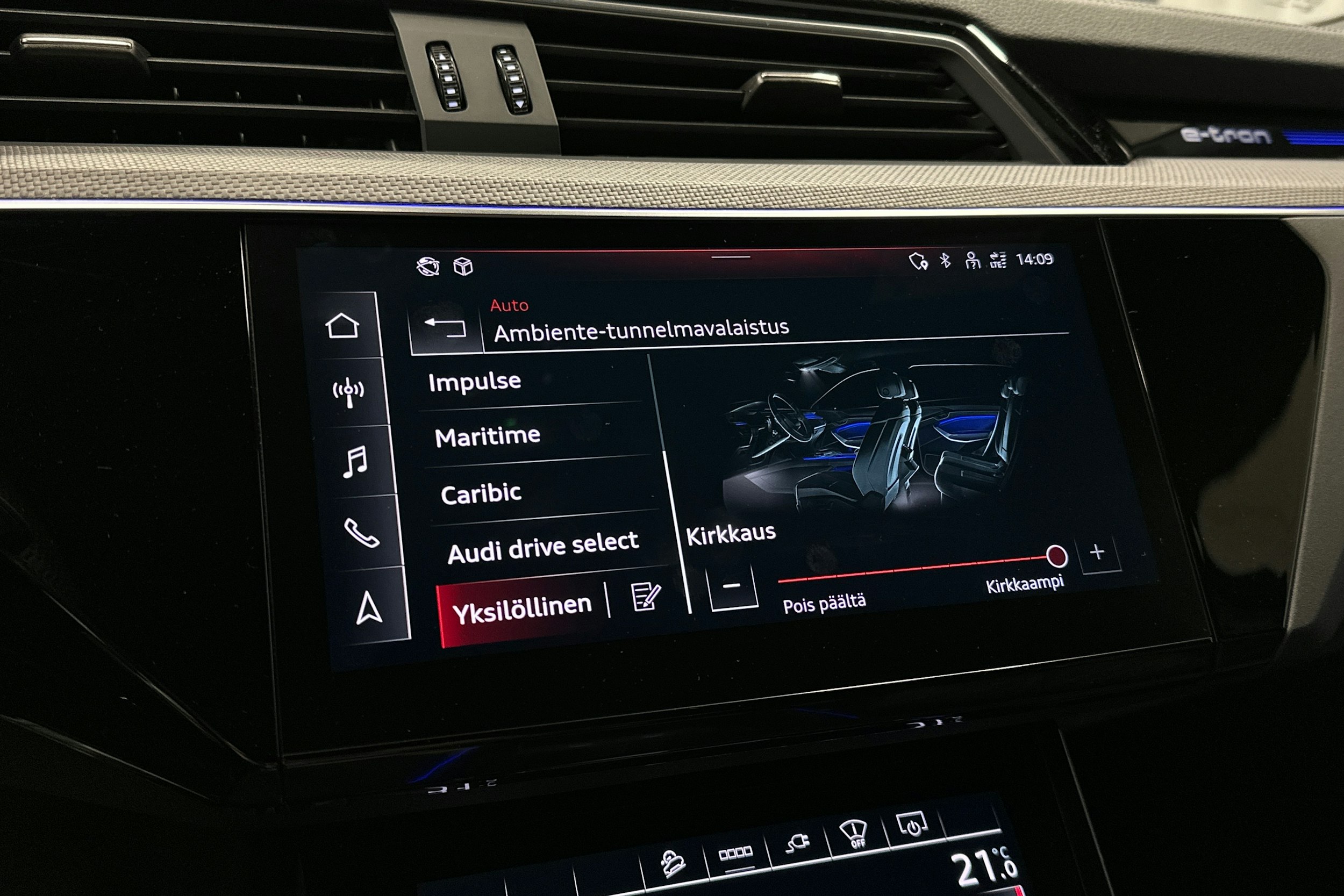 sininen Audi e-tron 2022 kuva 21.