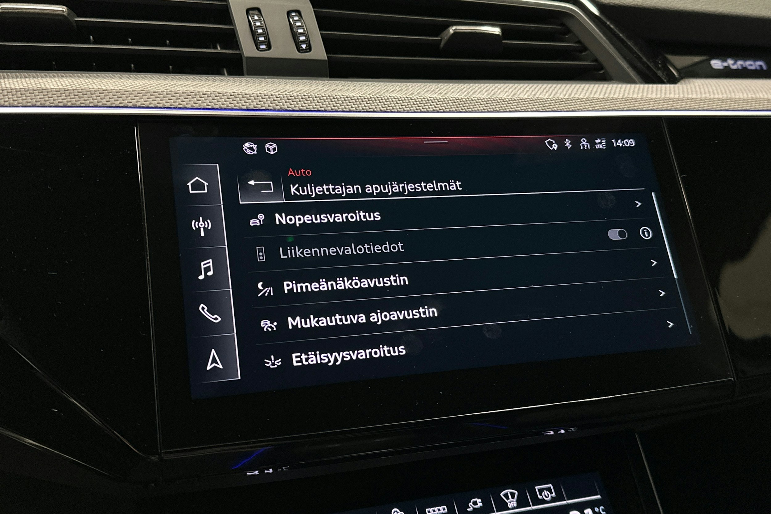 sininen Audi e-tron 2022 kuva 22.