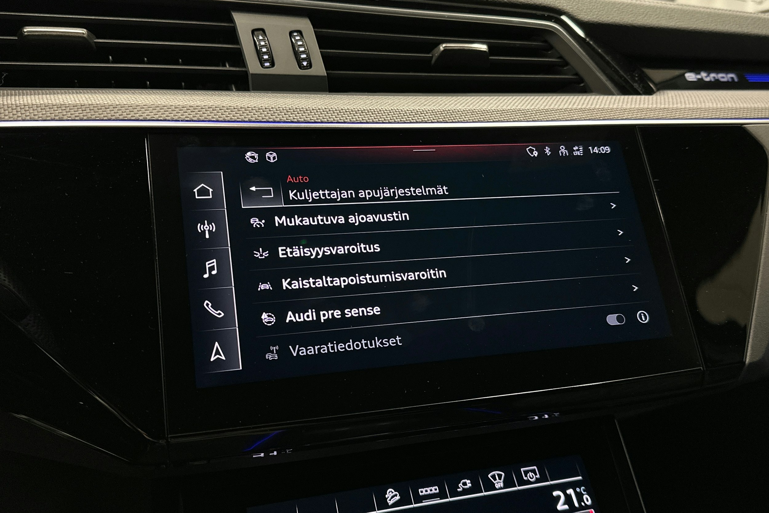 sininen Audi e-tron 2022 kuva 23.