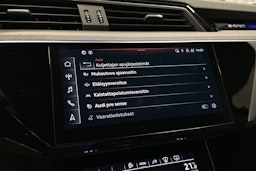 sininen Audi e-tron 2022 kuva 23.