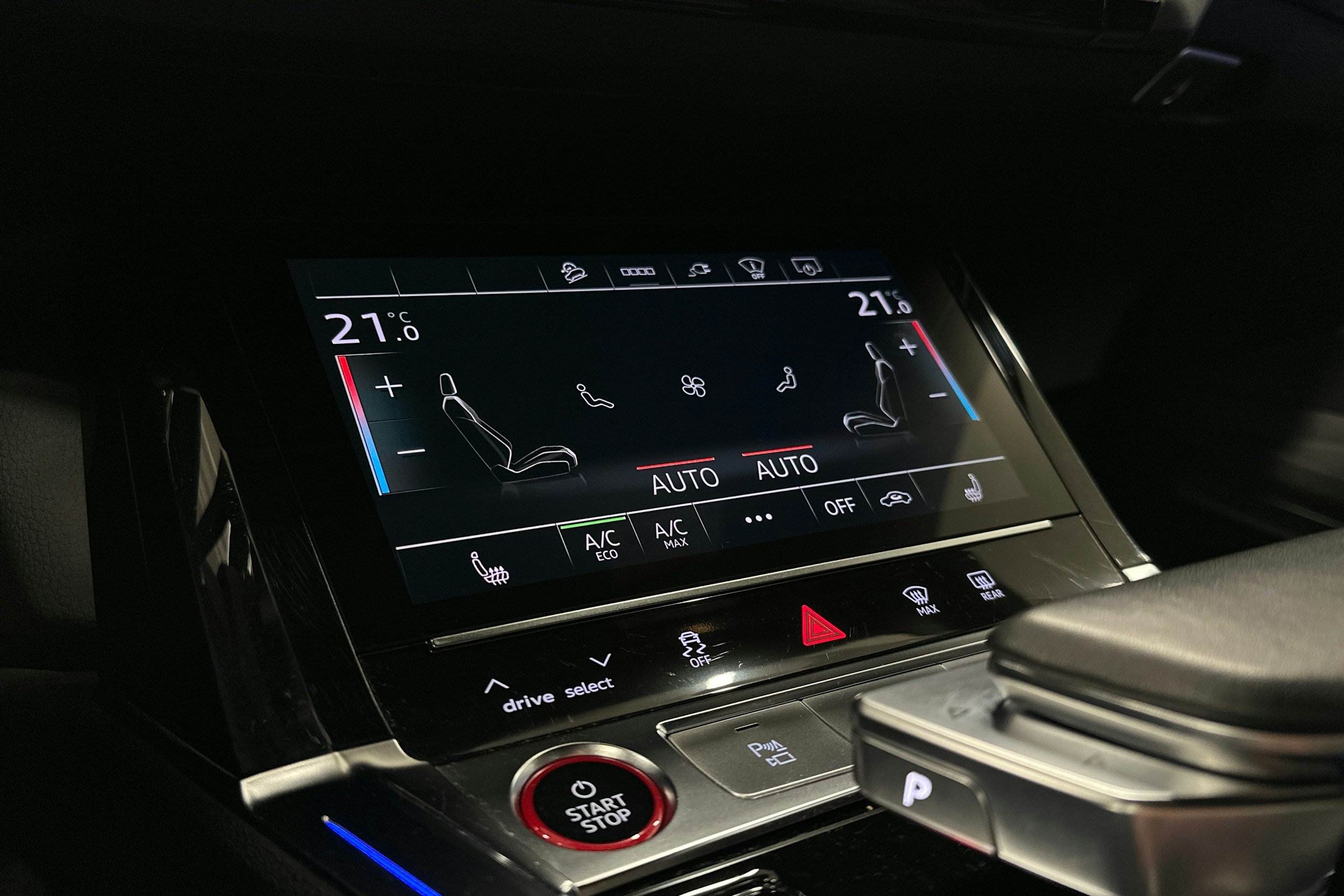 sininen Audi e-tron 2022 kuva 24.