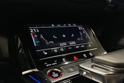 sininen Audi e-tron 2022 kuva 24.