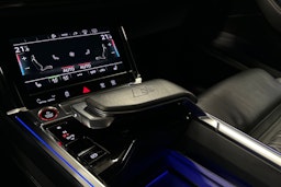 sininen Audi e-tron 2022 kuva 25.