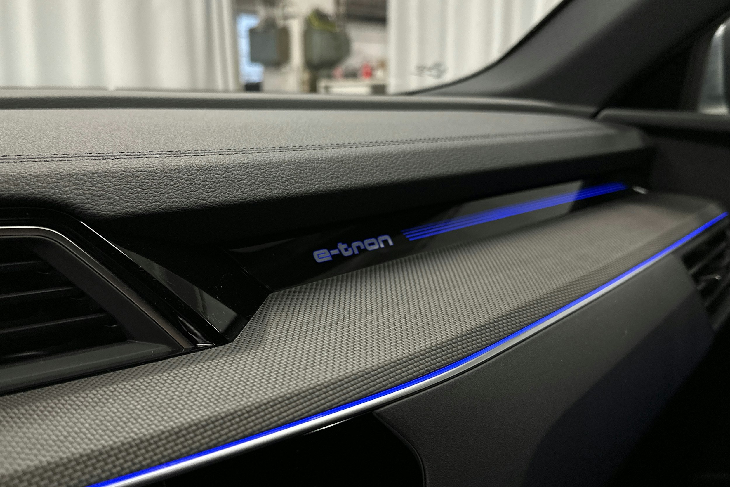 sininen Audi e-tron 2022 kuva 26.