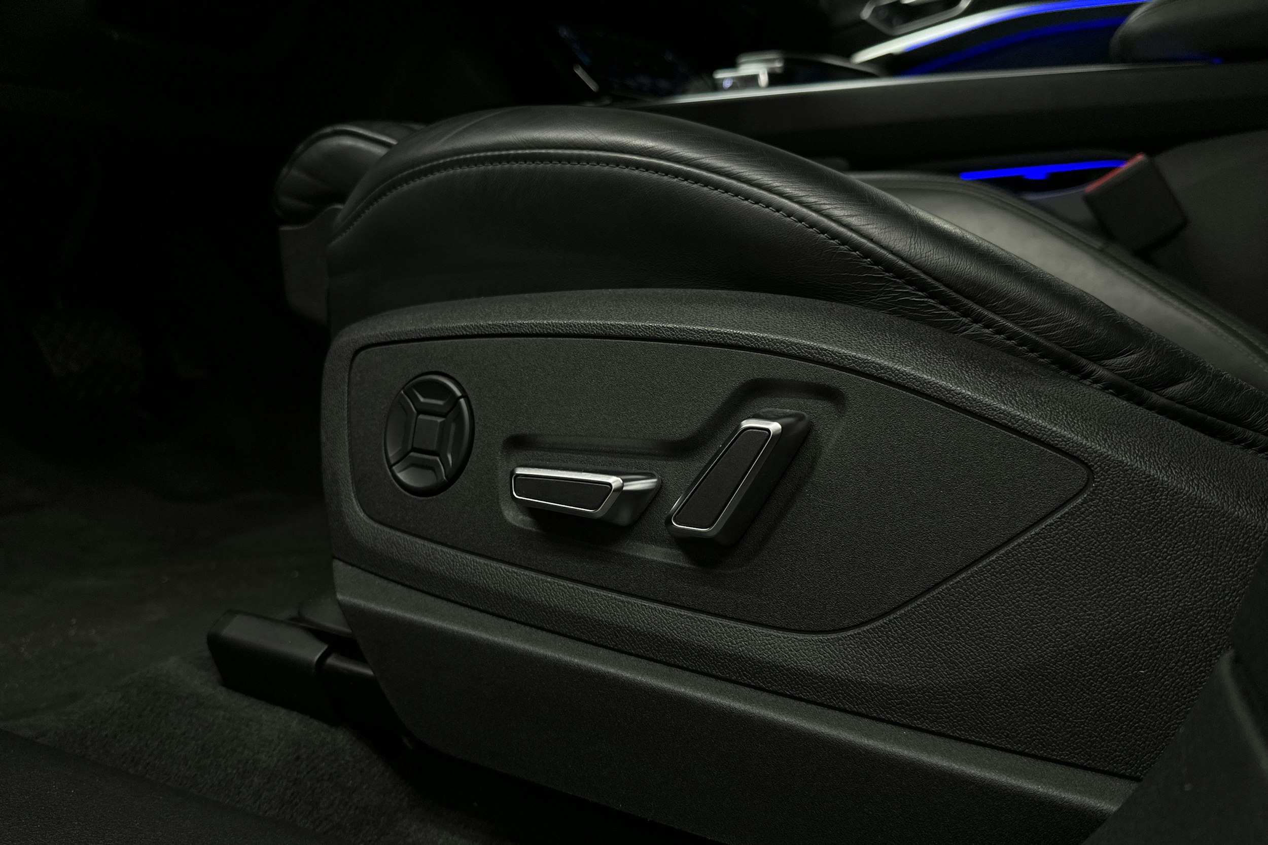 sininen Audi e-tron 2022 kuva 28.