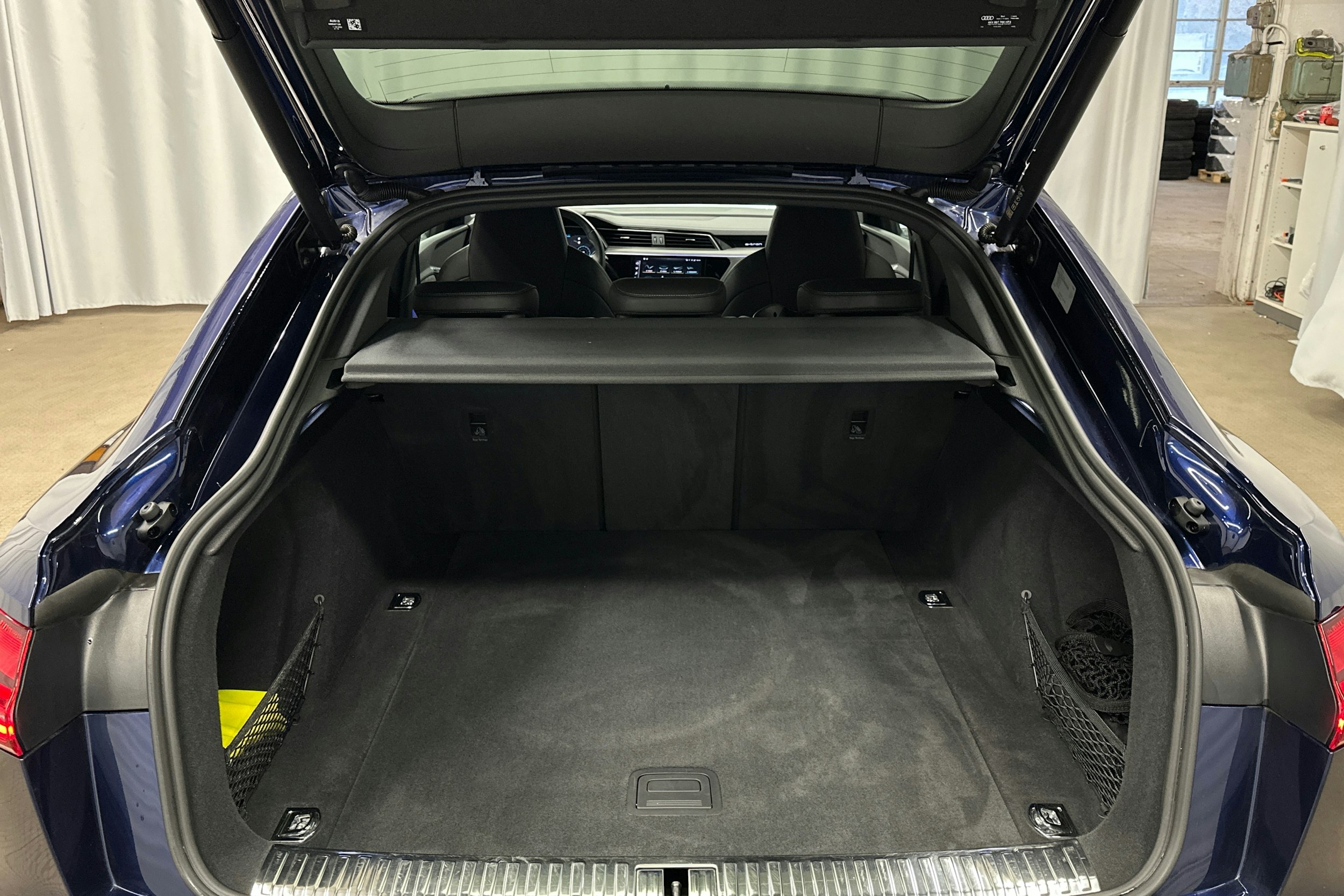 sininen Audi e-tron 2022 kuva 30.