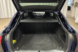 sininen Audi e-tron 2022 kuva 30.