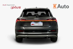 harmaa Audi e-tron 2022 kuva 3.