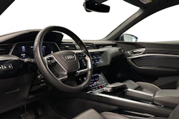 harmaa Audi e-tron 2022 kuva 6.