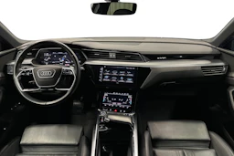 harmaa Audi e-tron 2022 kuva 7.