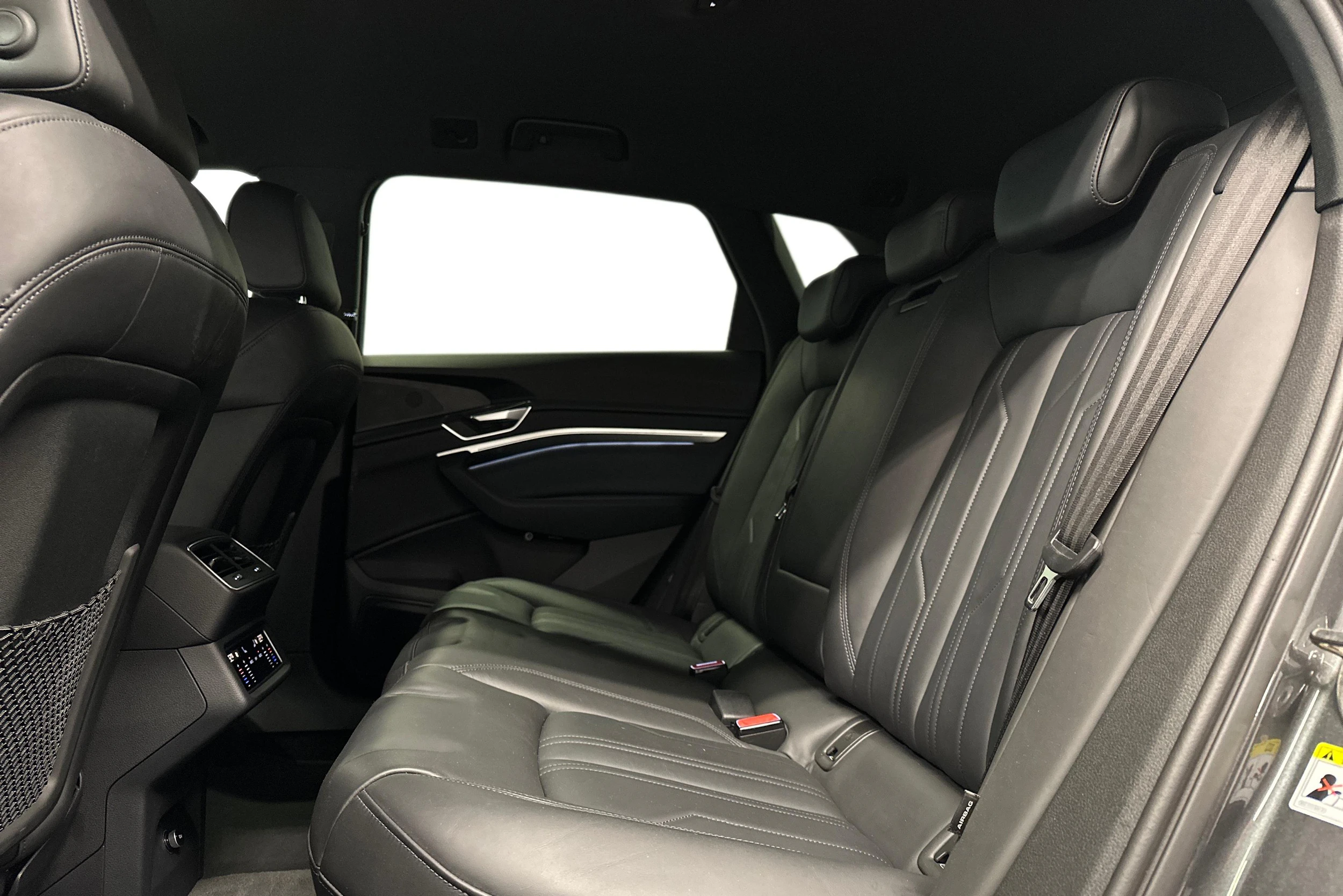 harmaa Audi e-tron 2022 kuva 8.