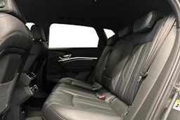 harmaa Audi e-tron 2022 kuva 8.