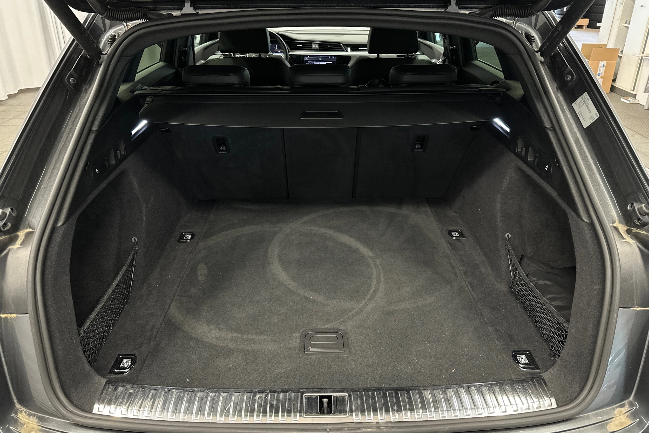 harmaa Audi e-tron 2022 kuva 11.