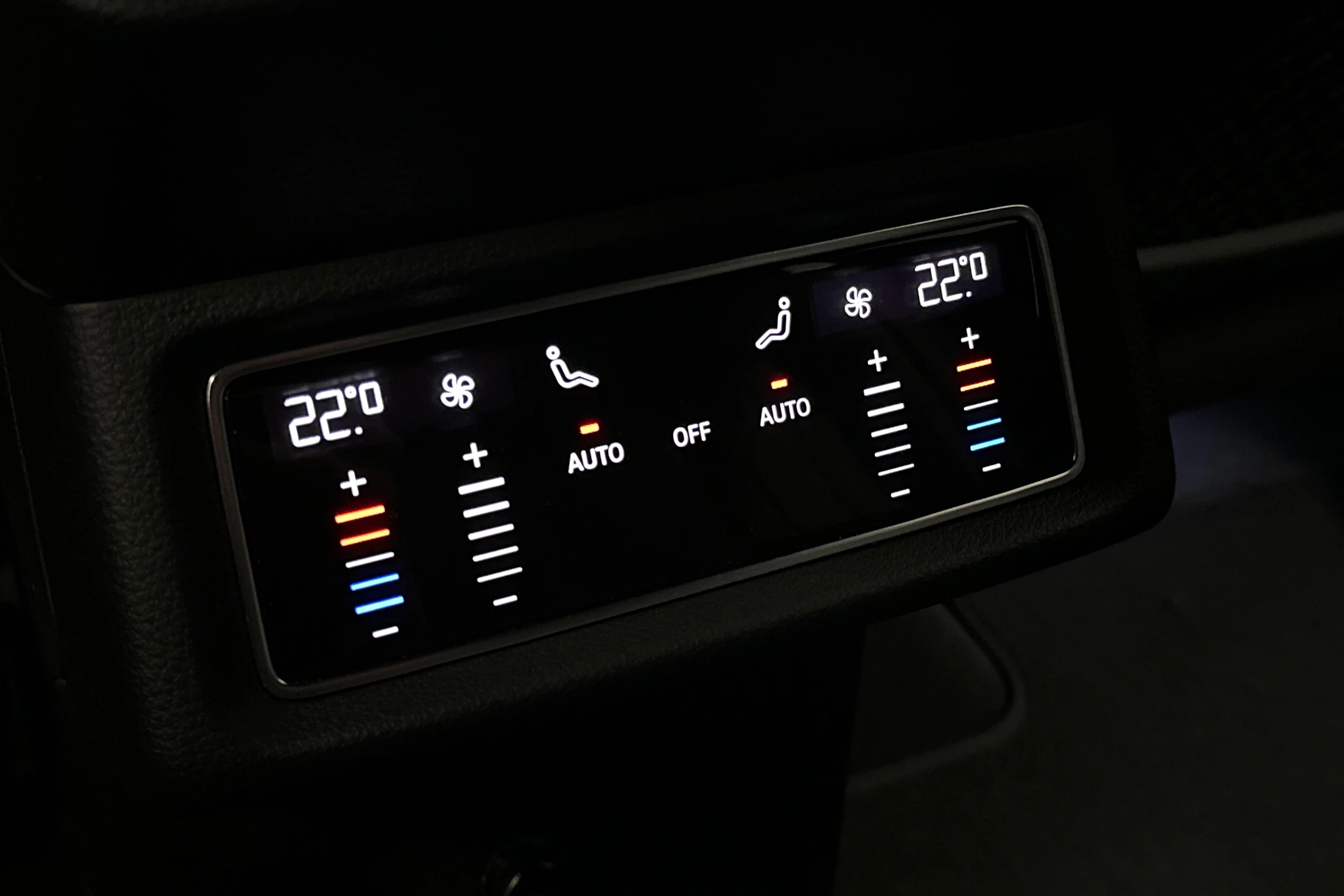 harmaa Audi e-tron 2022 kuva 13.