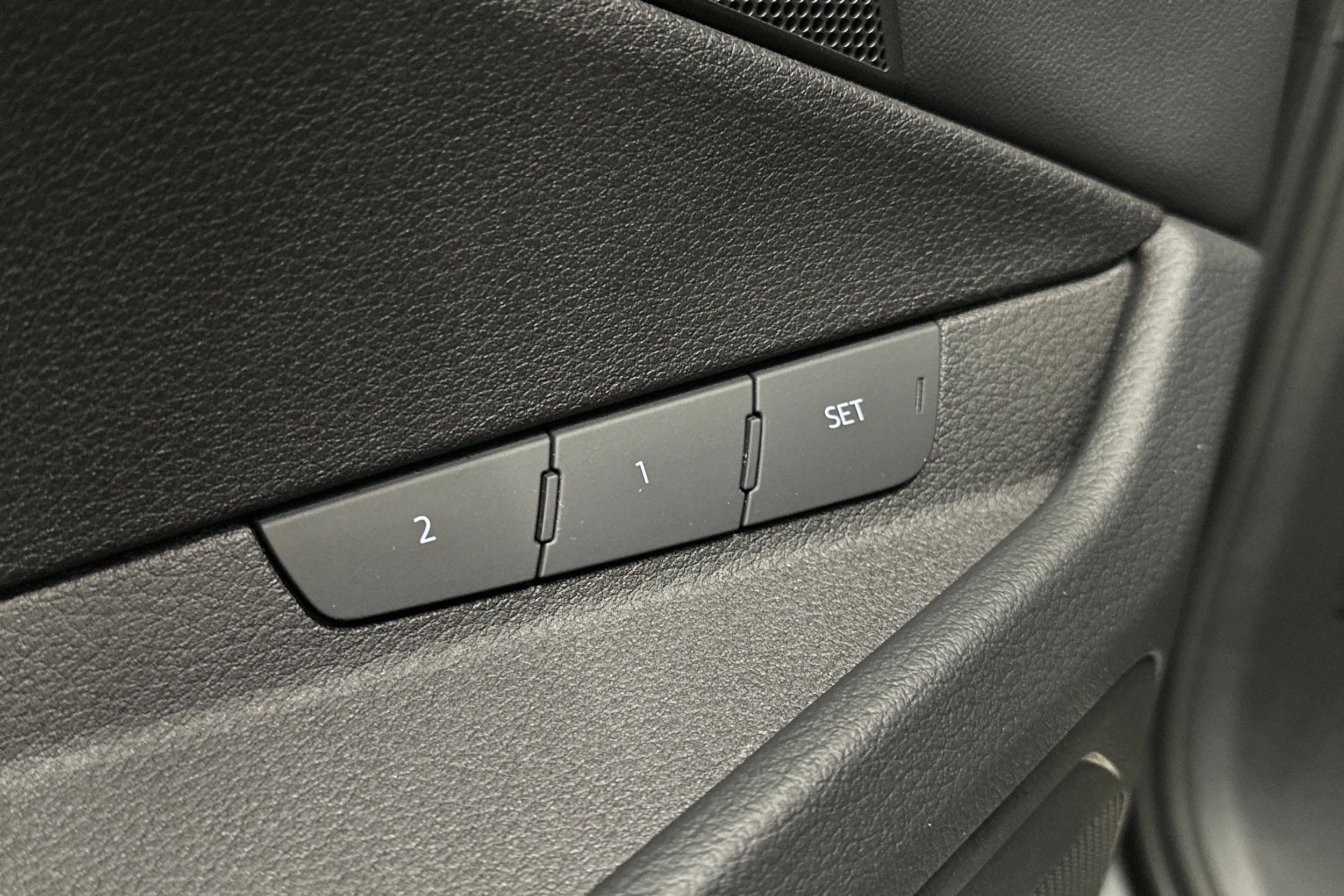 harmaa Audi e-tron 2022 kuva 16.