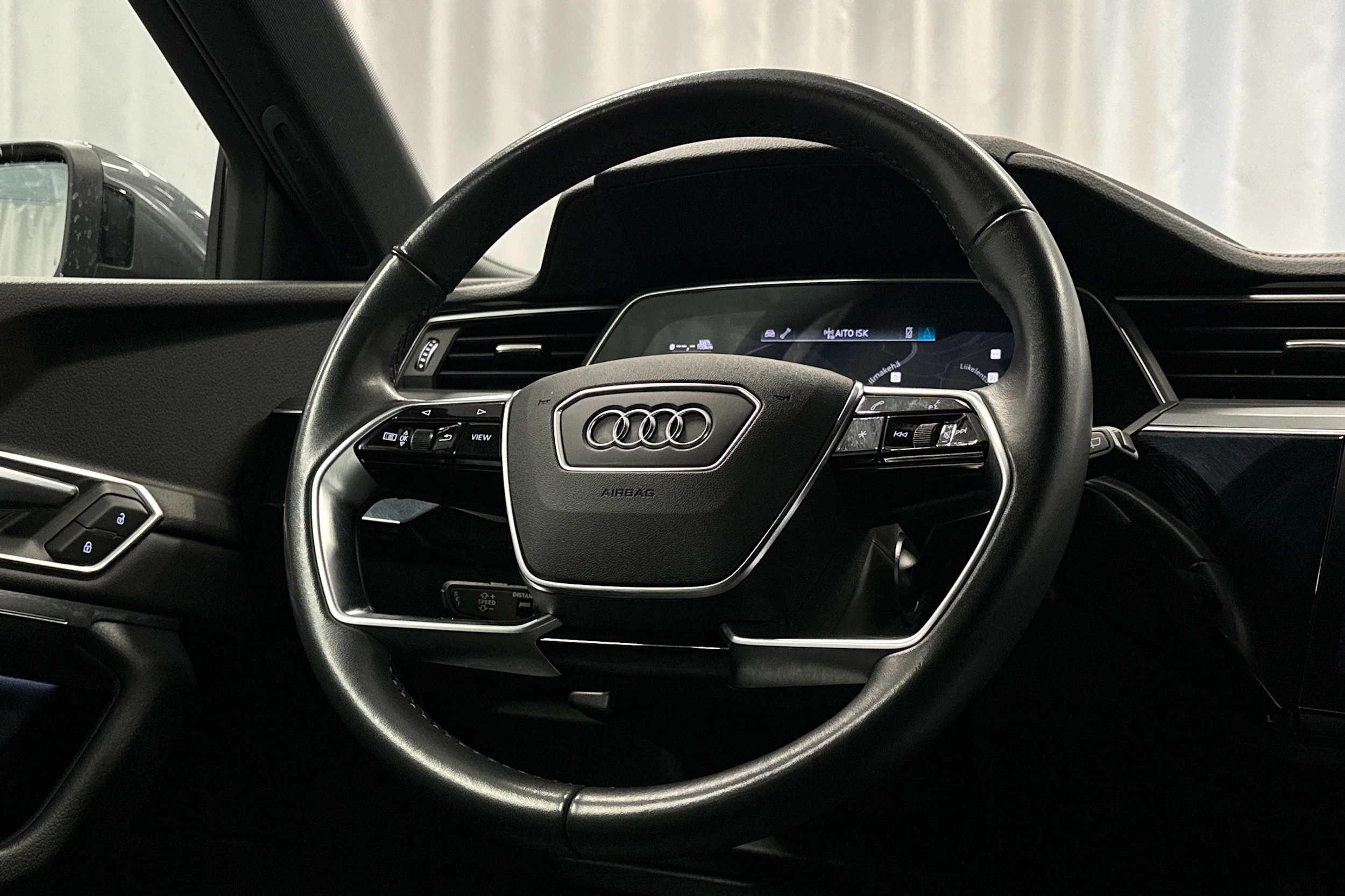 harmaa Audi e-tron 2022 kuva 17.