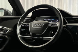 harmaa Audi e-tron 2022 kuva 17.