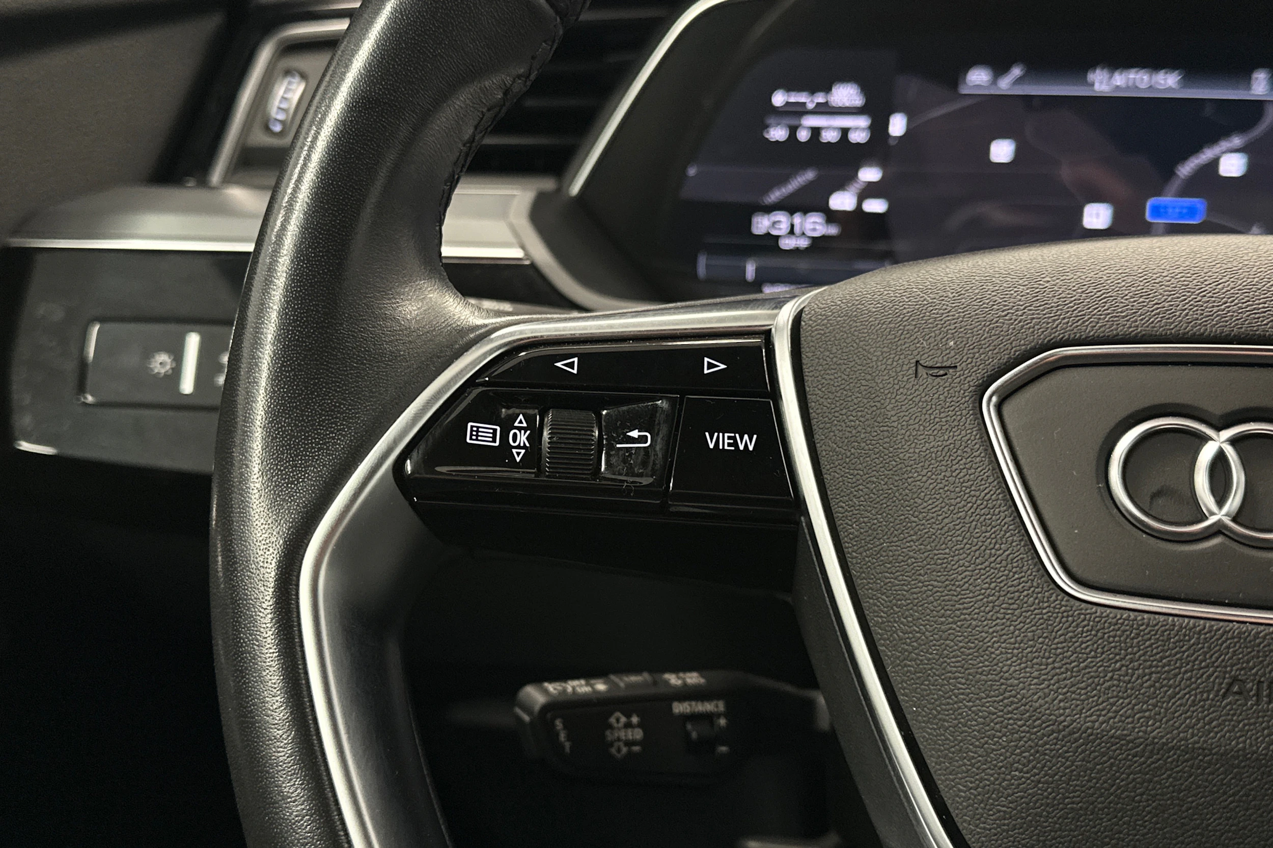 harmaa Audi e-tron 2022 kuva 18.