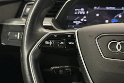 harmaa Audi e-tron 2022 kuva 18.