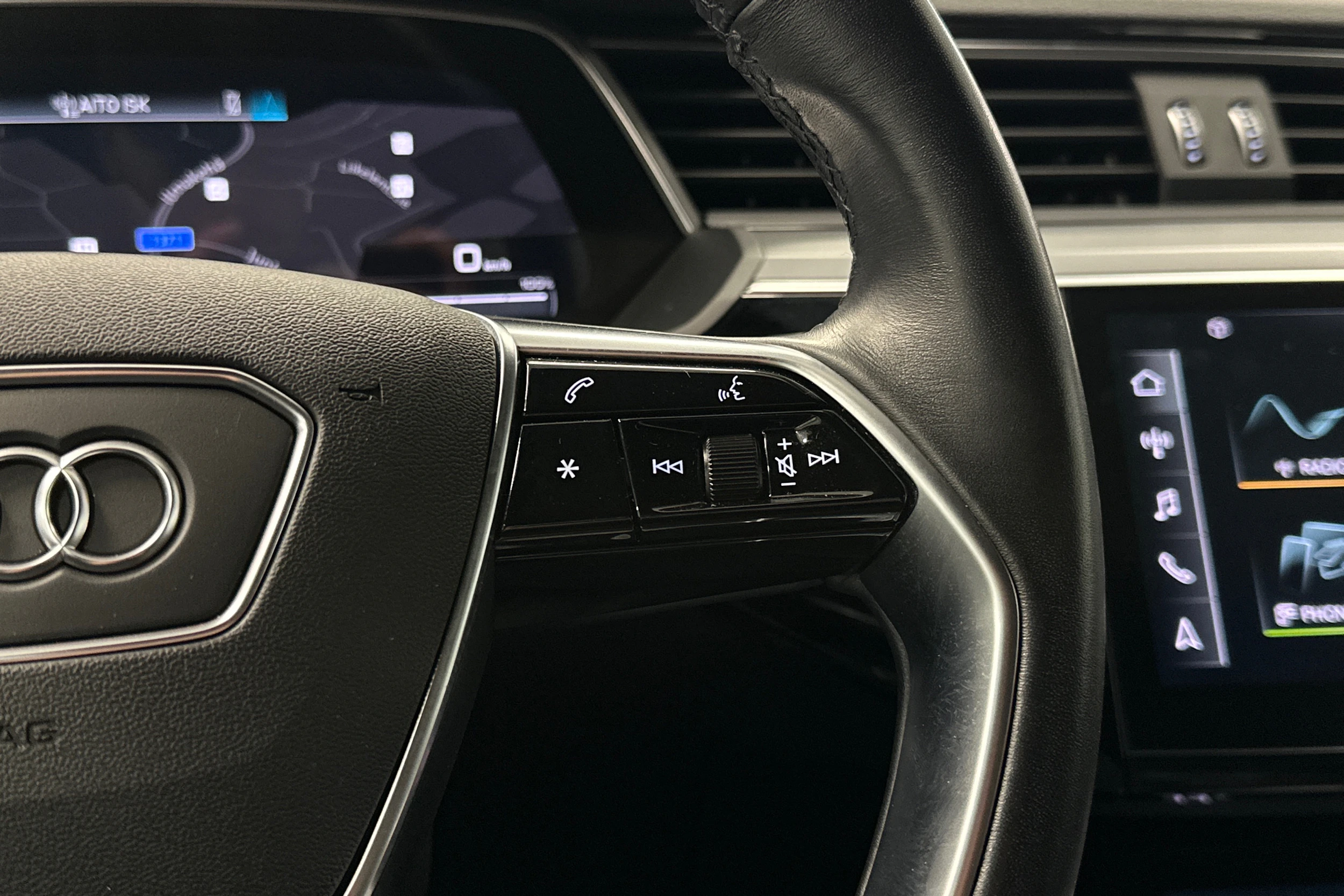 harmaa Audi e-tron 2022 kuva 19.