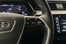 harmaa Audi e-tron 2022 kuva 19.
