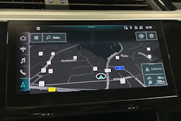 harmaa Audi e-tron 2022 kuva 23.