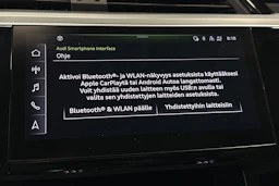 harmaa Audi e-tron 2022 kuva 24.