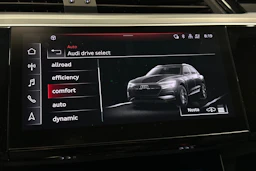harmaa Audi e-tron 2022 kuva 25.
