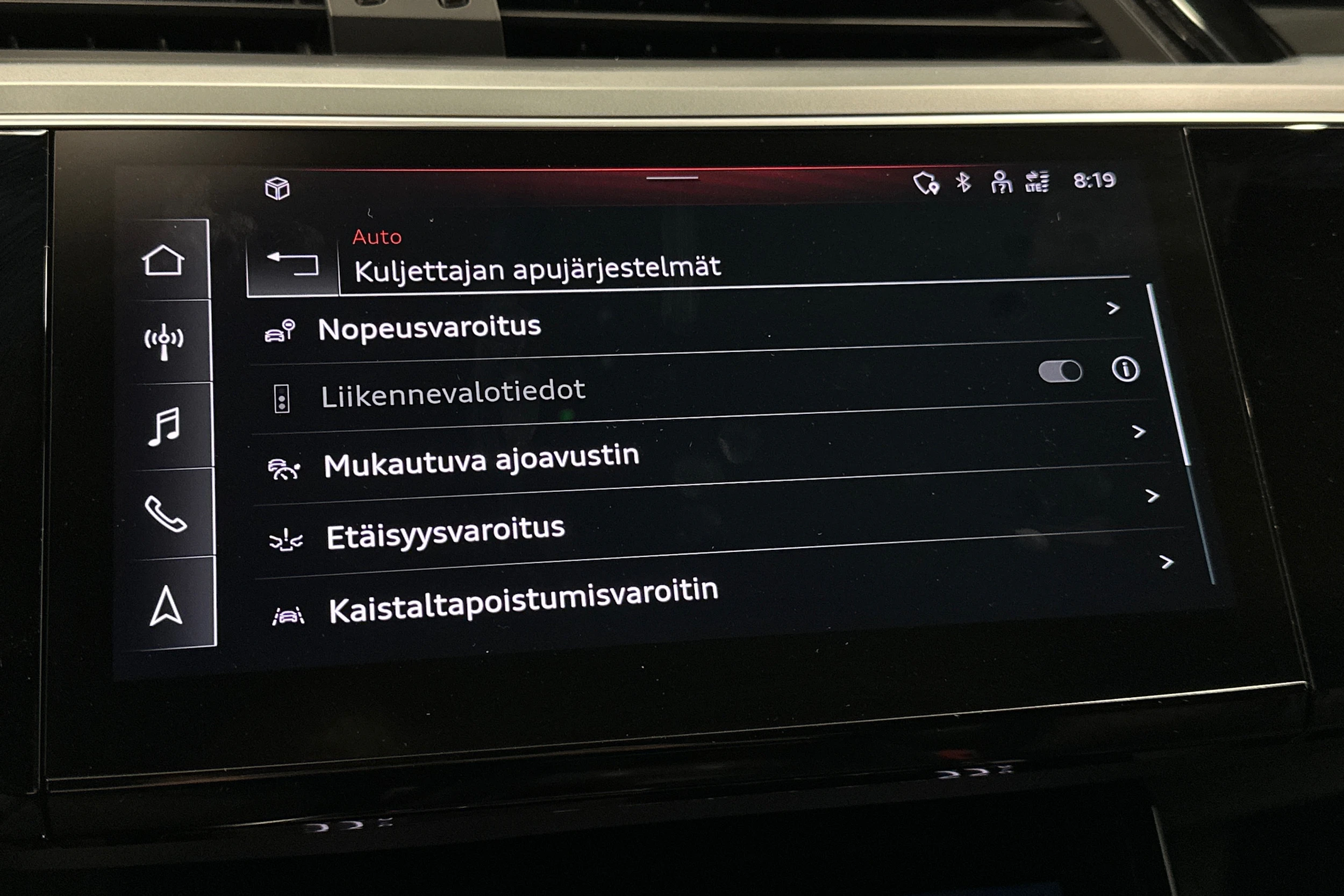 harmaa Audi e-tron 2022 kuva 27.