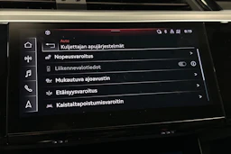 harmaa Audi e-tron 2022 kuva 27.
