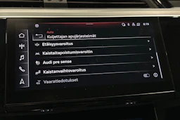 harmaa Audi e-tron 2022 kuva 28.