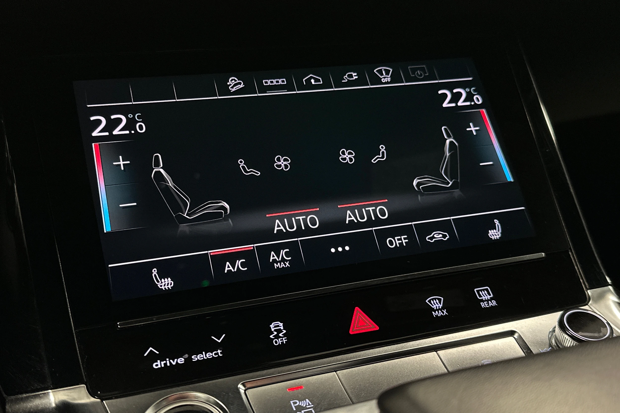 harmaa Audi e-tron 2022 kuva 30.