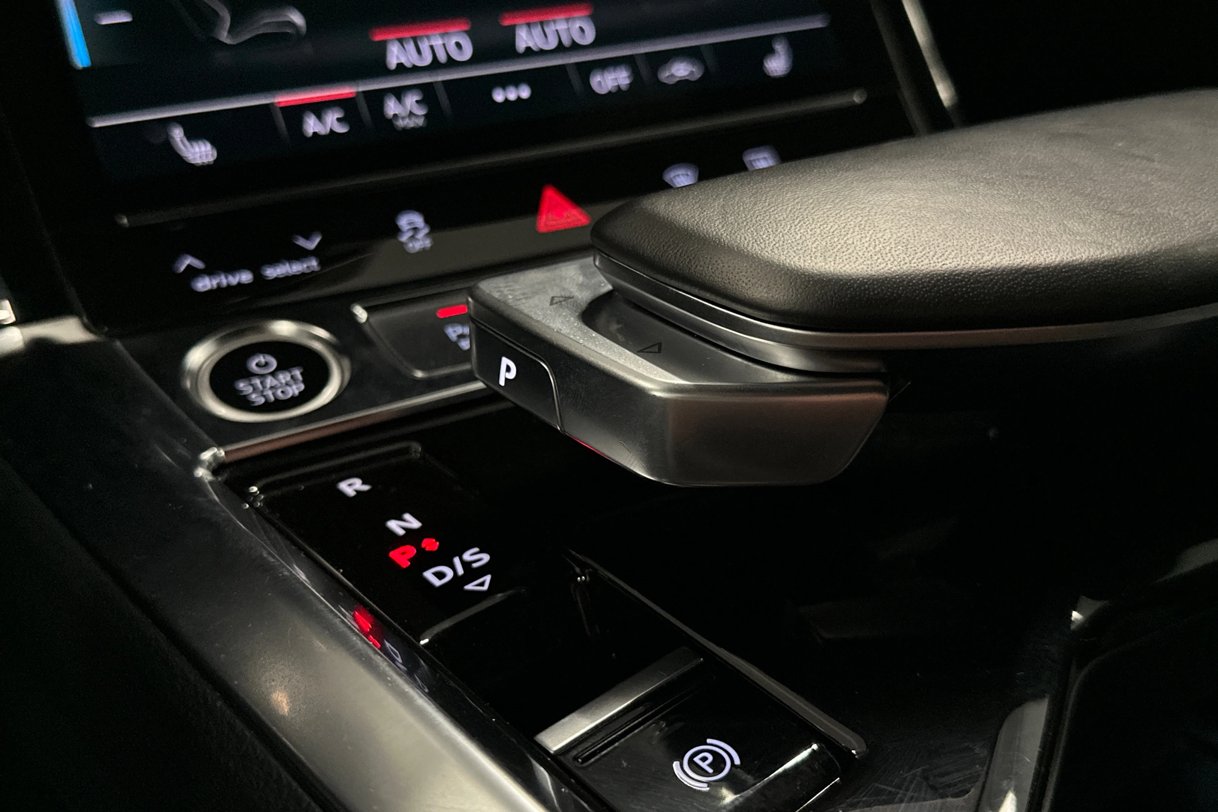 harmaa Audi e-tron 2022 kuva 31.