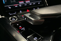 harmaa Audi e-tron 2022 kuva 31.