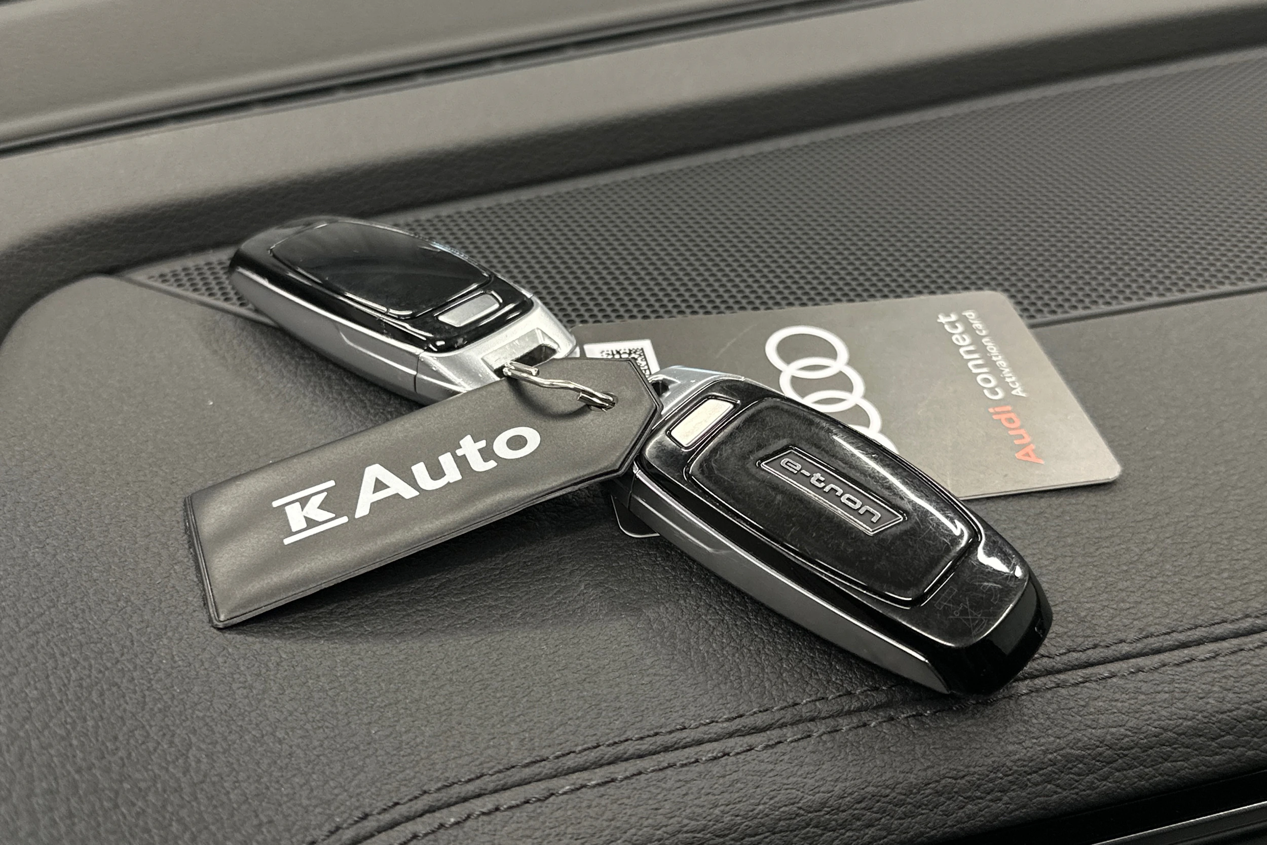 harmaa Audi e-tron 2022 kuva 32.
