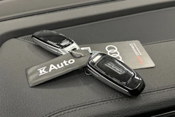 harmaa Audi e-tron 2022 kuva 32.
