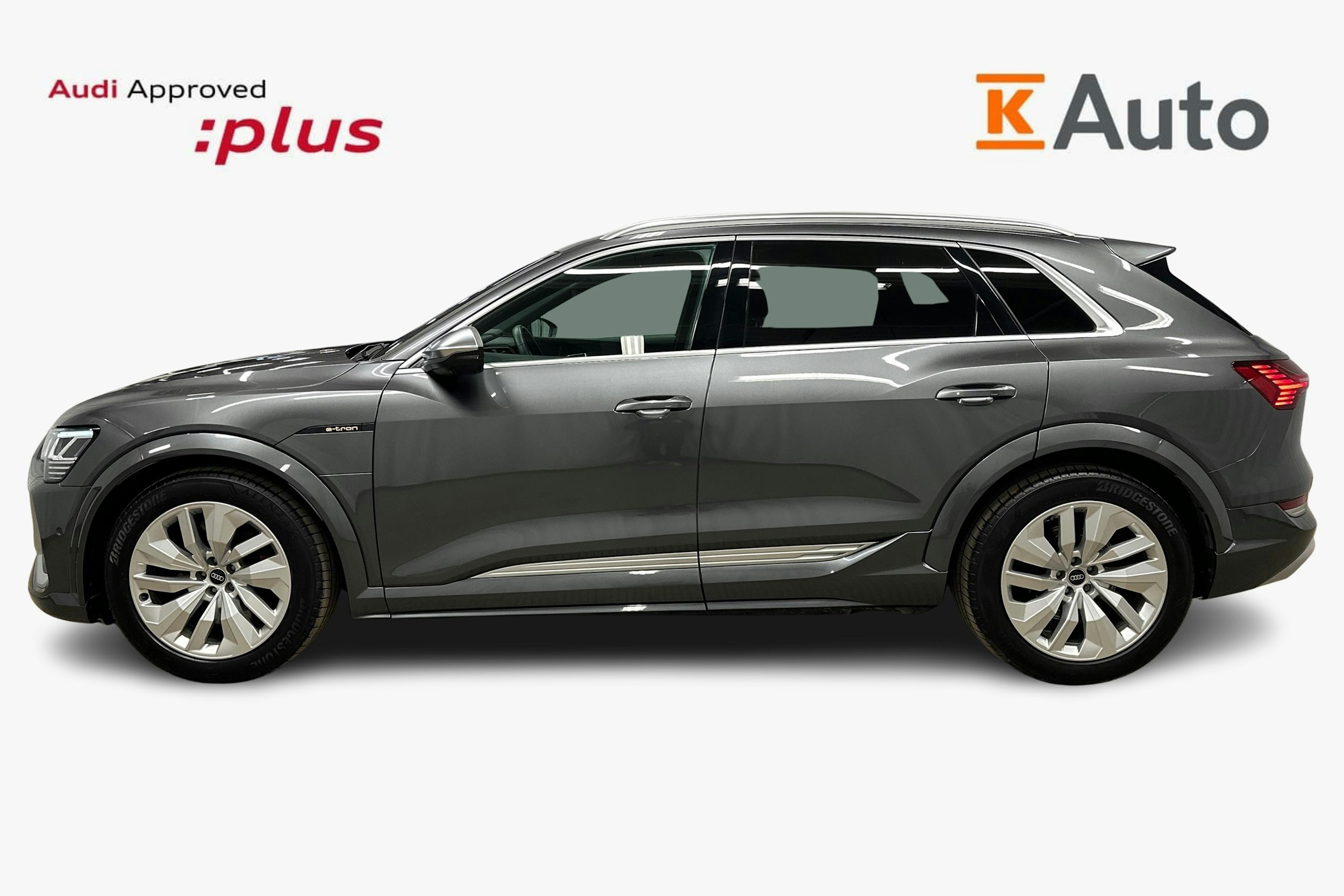 harmaa Audi e-tron 2022 kuva 6.