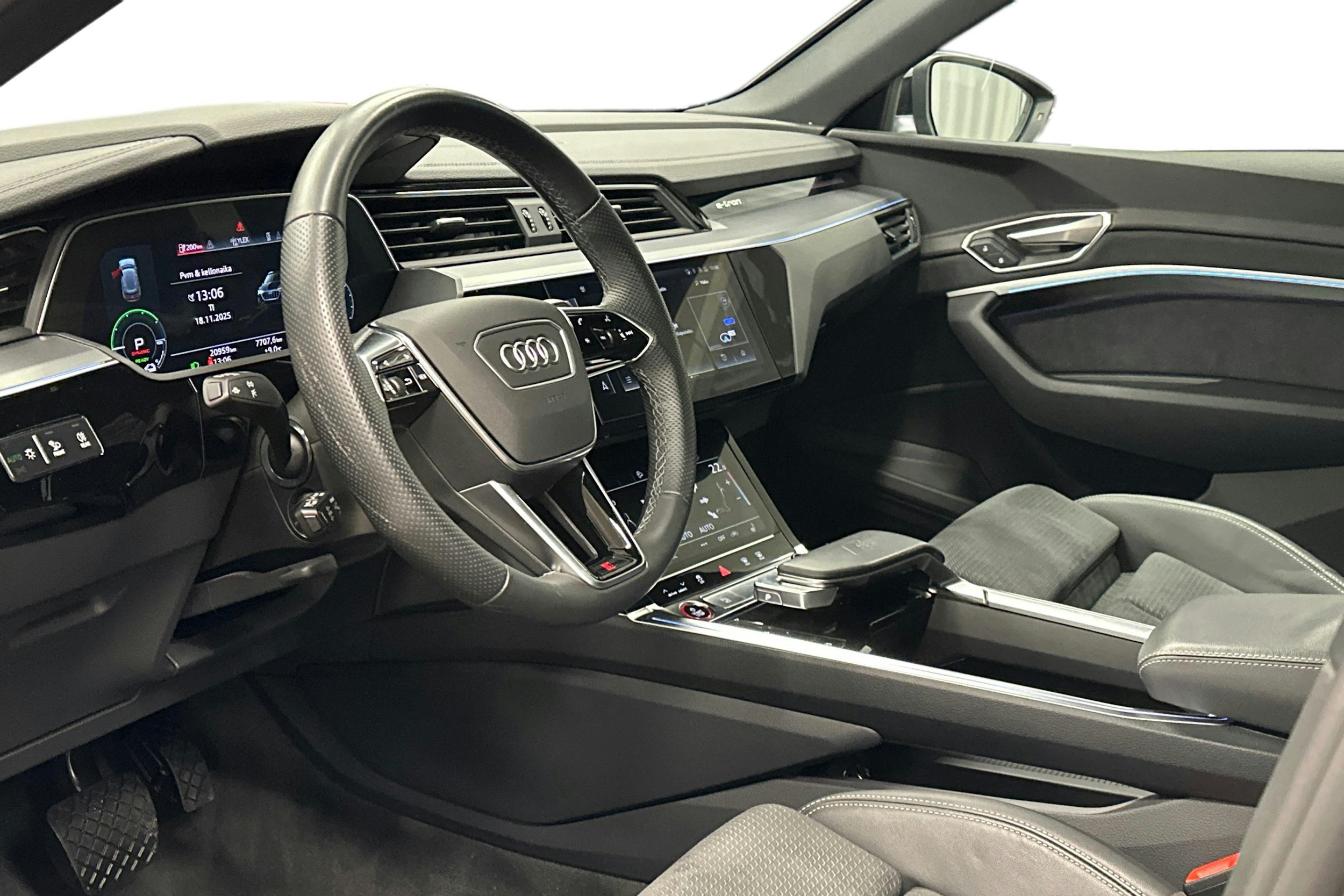 harmaa Audi e-tron 2022 kuva 7.