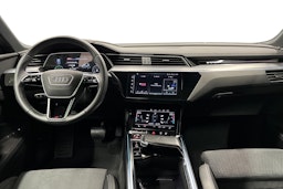 harmaa Audi e-tron 2022 kuva 9.