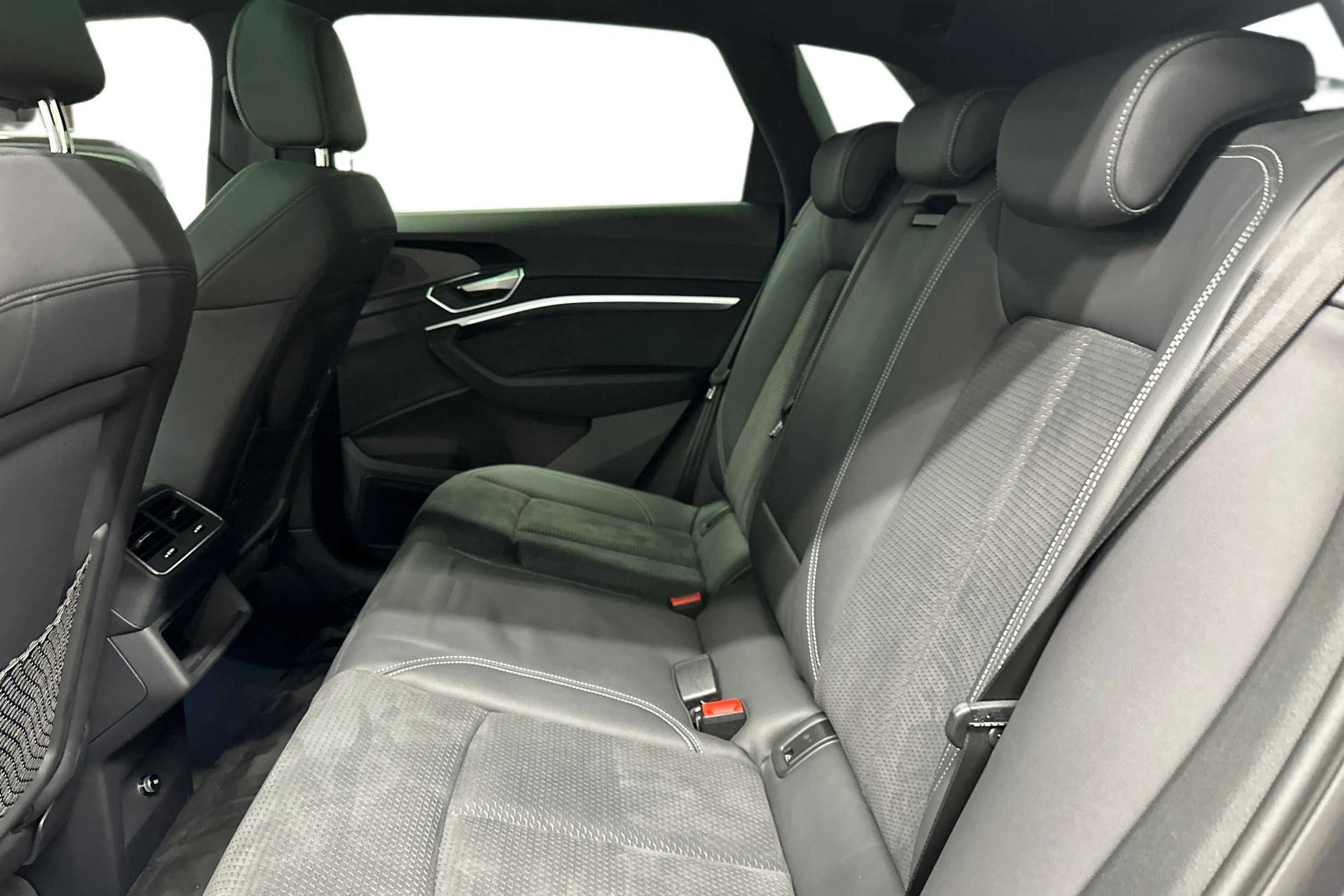 harmaa Audi e-tron 2022 kuva 10.