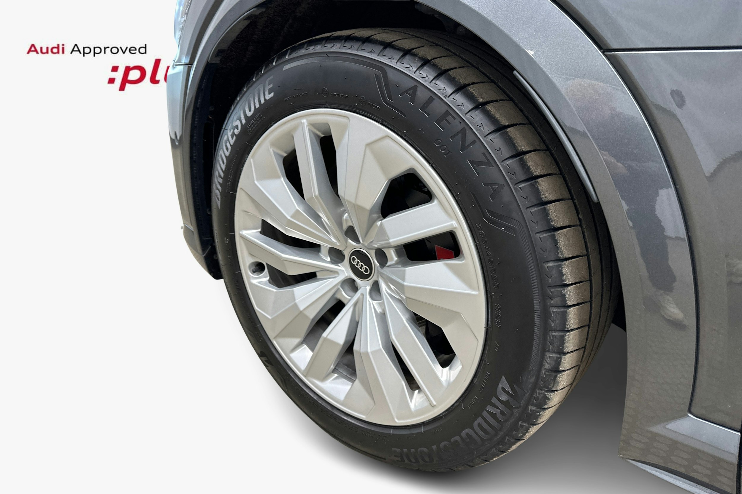 harmaa Audi e-tron 2022 kuva 11.