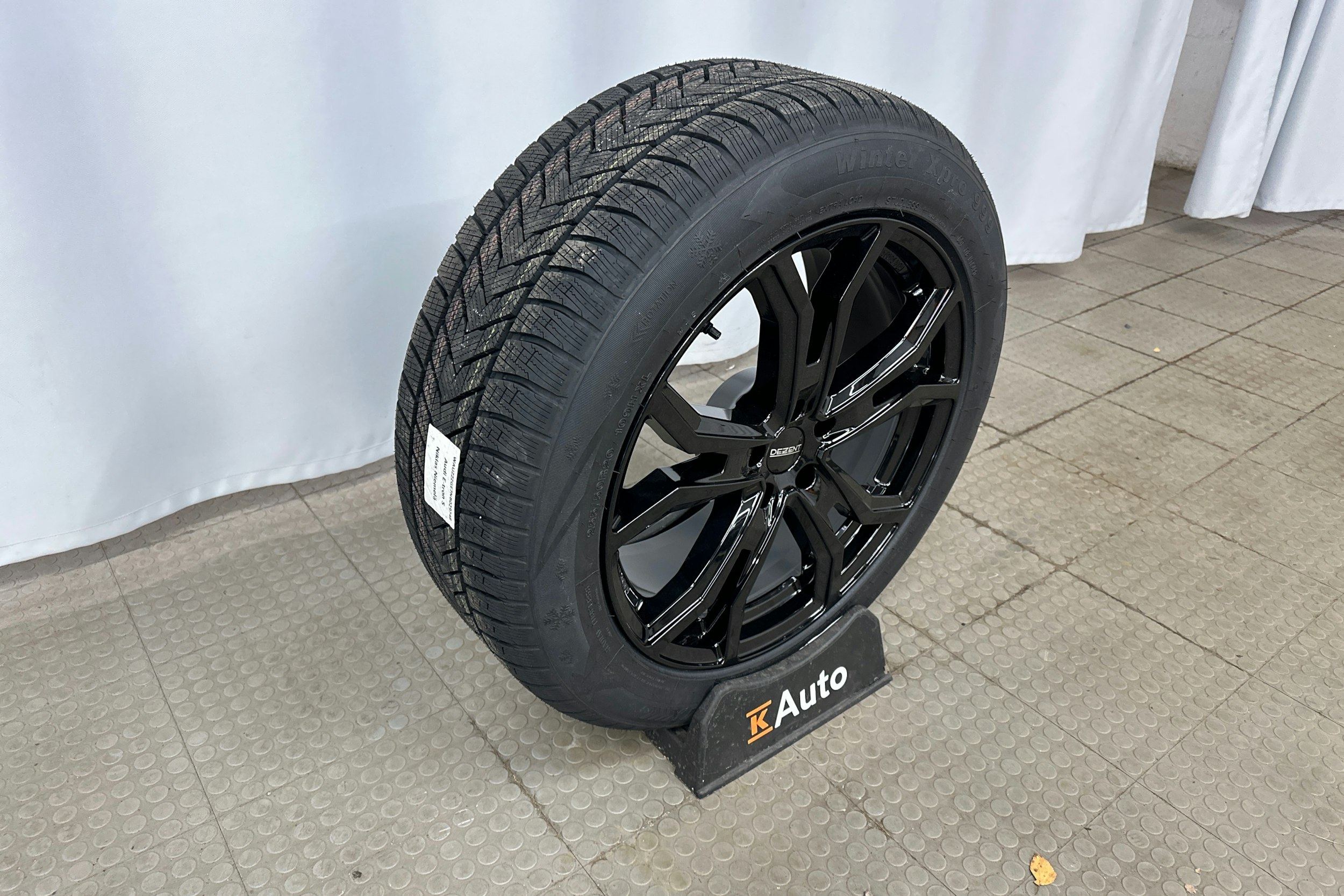 harmaa Audi e-tron 2022 kuva 12.