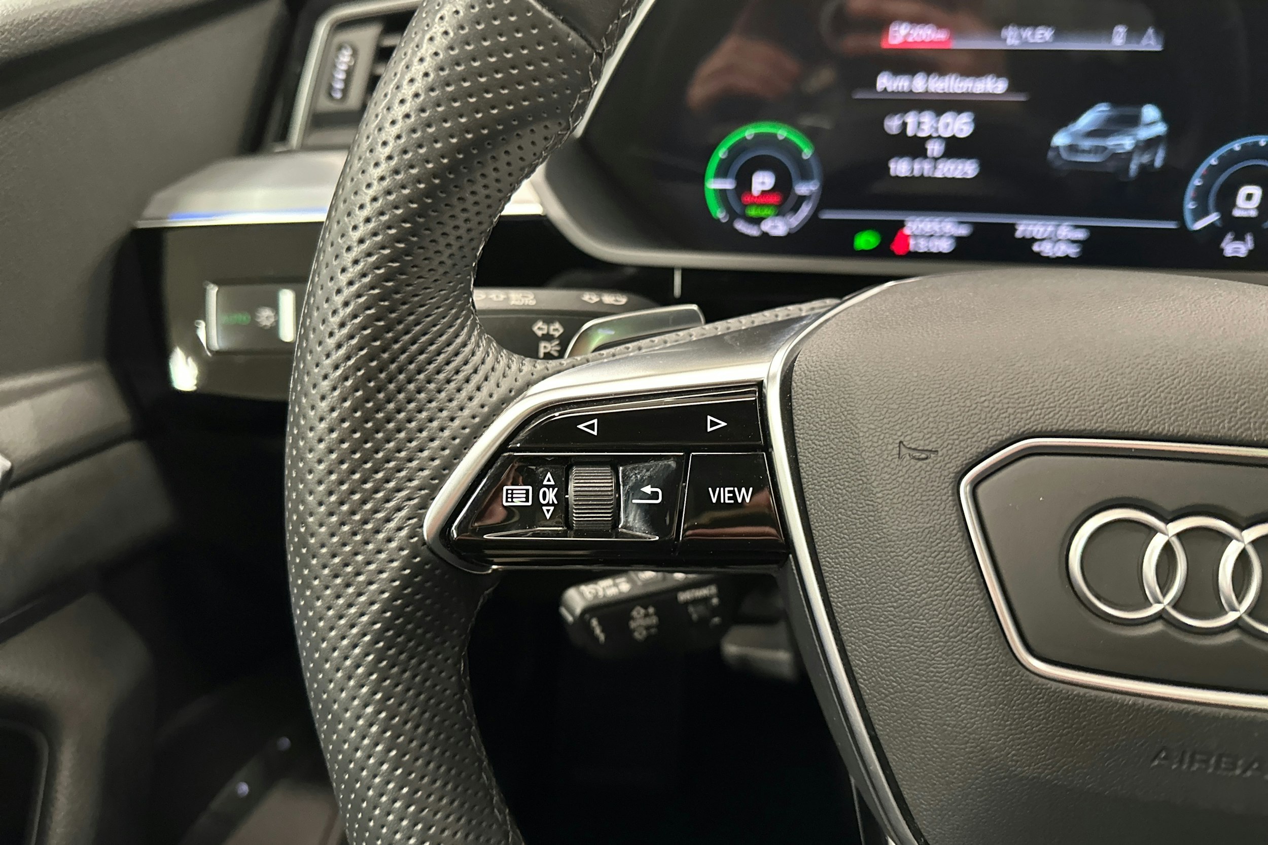 harmaa Audi e-tron 2022 kuva 13.