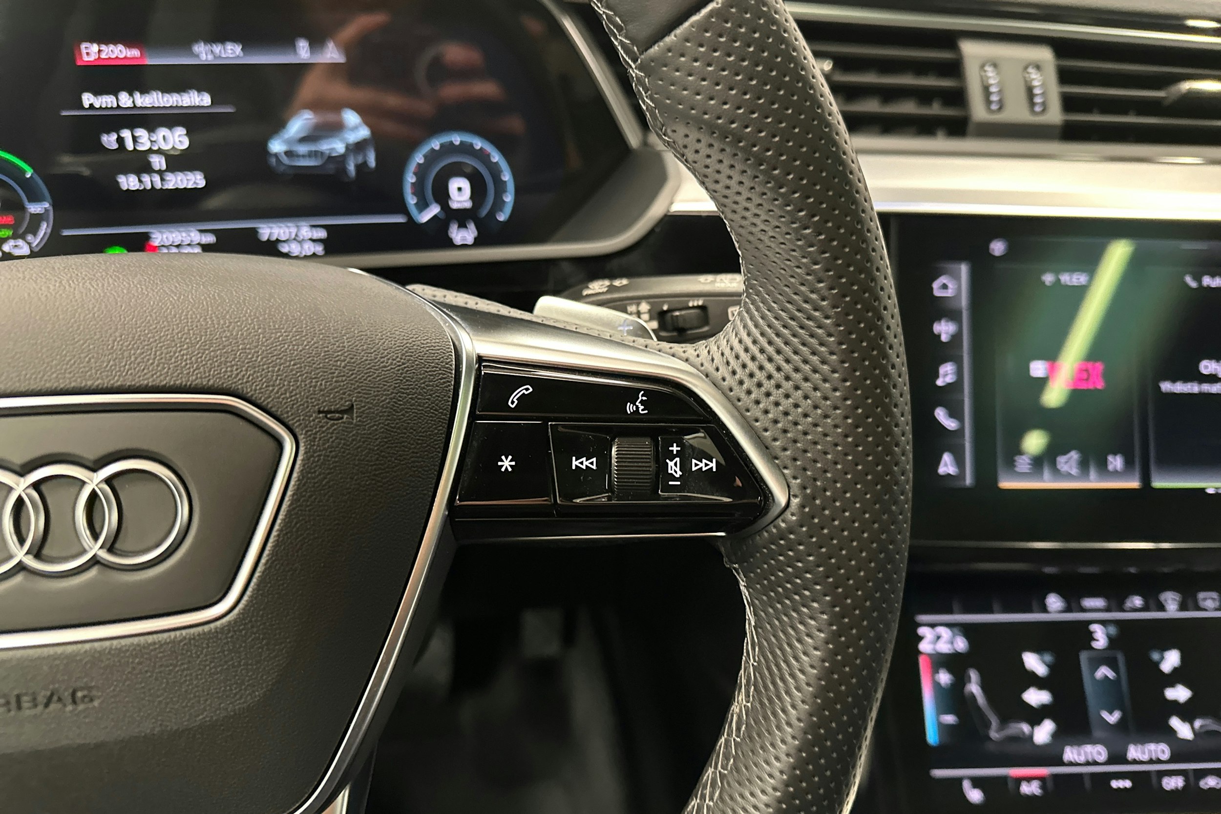 harmaa Audi e-tron 2022 kuva 14.