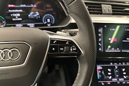 harmaa Audi e-tron 2022 kuva 14.